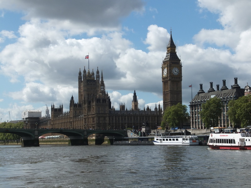 Big Ben und Parlamentsgebäude Taking a boat to Greenwich