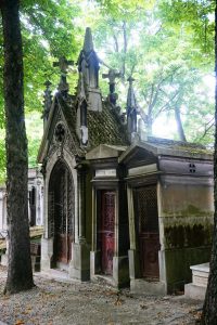 Père Lachaise Cemetary in Paris – time travelling through French funeral traditions