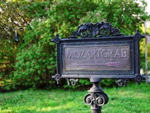 Hinweisschild zum Grab von Mozart Friedhof St Marx in Wien