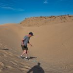 Patrick beim Sandboarding in Marokko