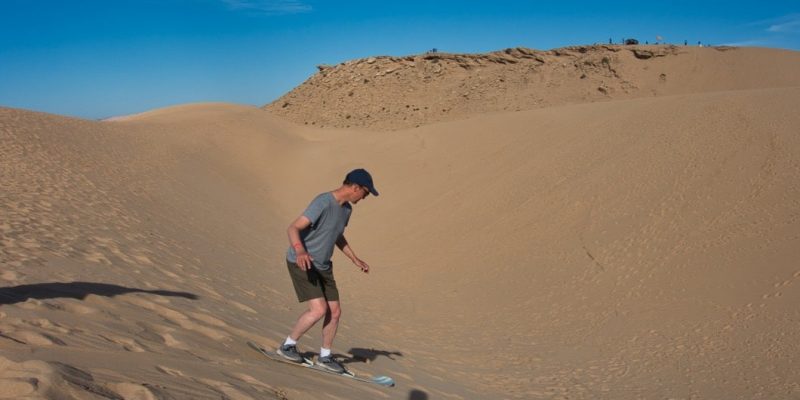 Patrick beim Sandboarding in Marokko