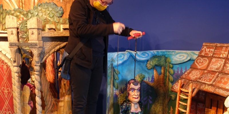 Susanne beim Marionettenspiel