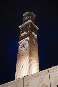 Torre dei Lamberti bei Nacht