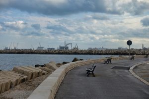 Uferpromenade vor Leuchtturm in Bari