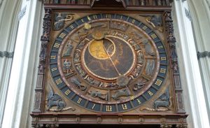 obere Ziffernblatt der Astronomischen Uhr in Rostock