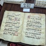 Buch mit Noten im Kirchenmuseum in Jerez
